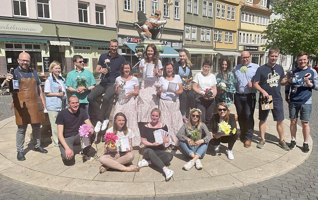 Bild: Fotosession des Gewerbevereins voller Vorfreude heute am Marktbrunnen