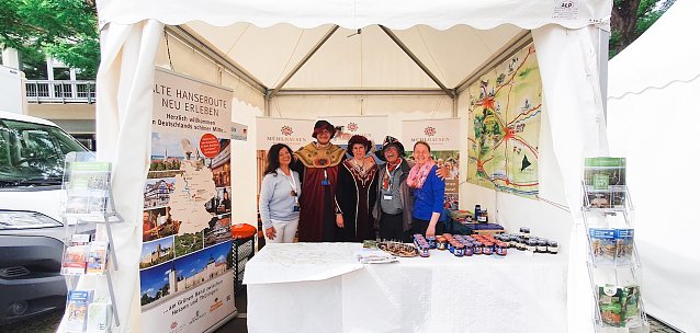 Bild: Andrea Unrein, Stadtmarketing Stadtverwaltung M&uuml;hlhausen; Alexander und Ines Kr&uuml;ger von der B&uuml;rgerschaft Greifswald; Hanseradler Hans Potratz aus L&uuml;beck; Nancy Krug Tourist Information M&uuml;hlhausen