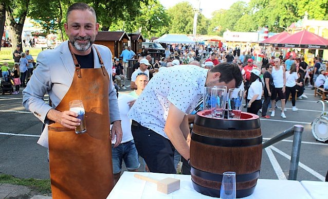 Bild: Zufrieden und mit sauberer Sch&uuml;rze: B&uuml;rgermeister Matthias Reinz er&ouml;ffnete das 210. Brunnenfest