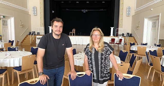 Bild: Johannes H&ouml;lzer und Martina Schnell im eingedeckten Saal des Kultur- und Kongresszentrums