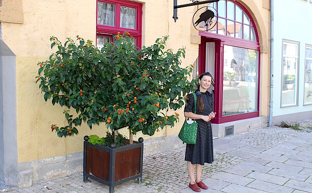 Bild: Mary Fischer vor ihrem Bestattungshaus in der Bad Langensalzaer Altstadt 
