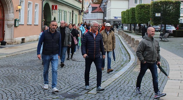 Bild: B&uuml;rgermeister Matthias Reinz (l.) an der Spitze des Protestzugs durch die Altstadt Bad Langensalzas