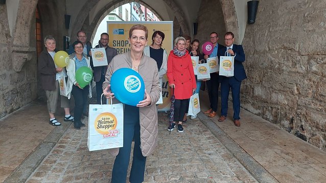 Bild: Modegesch&auml;fts-Inhaberin Barabara Endepols (vorn) stellte gemeinsam mit den Einzelh&auml;ndlerinnen Annegret Spallek, Petra Wehrsporn und Silke Ressel, Oberb&uuml;rgermeister Dr. Johannes Bruns, Birte Frerichs vom Stadtmarketing, Jan Riemann vom Verein ZiM, Susanne Sturm und Marcel &Uuml;bensee von der IHK Erfurt sowie Sparkassen-Vorstand Christian Blechschmidt das Angebot zum M&uuml;hlh&auml;user Heimatshoppen 2022 vor.