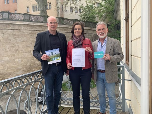 Bild: Landrat Jendricke (LK Nordhausen), Landr&auml;tin Hochwind-Schneider (Kyffh&auml;userkreis) und Landrat Zanker (Unstrut-Hainich-Kreis) mit dem aktuellen F&ouml;rderbescheid 