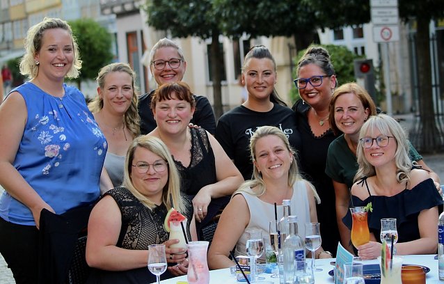 Bild: Ausgelassene Stimmung beim Sommernachtsball der Cafe&acute;und Lounge Bar Manolo in Bad Langensalza