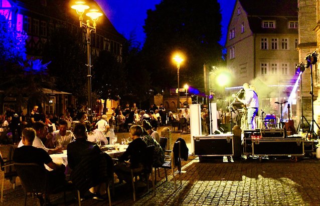 Bild: Mediterrane Stimmung vor der Marktkirche beim Sommernachtsball 