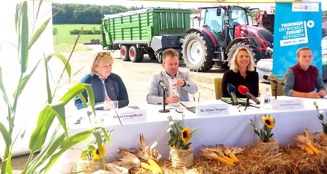 Bild: Pressekonferenz mit dem Th&uuml;ringer Bauernverband im Agrarbetrieb Landgut Weimar eG in Weimar-Holzdorf pr&auml;sentierte Agrarministerin Susanna Karawanskij  (2.v.re.)