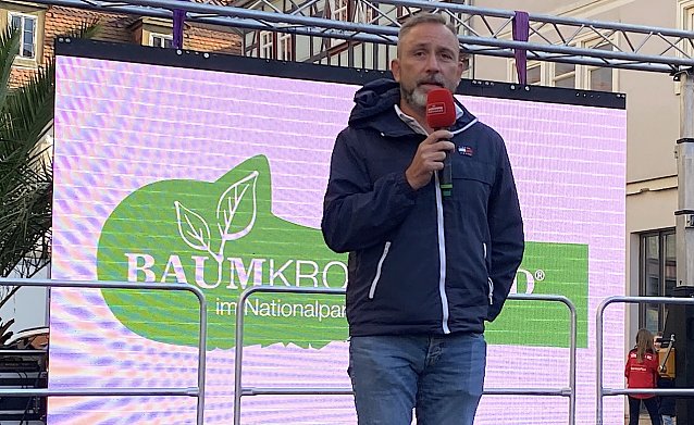 Bild: Auf die freundlichen Gru&szlig;worte f&uuml;r die Handballerinnen folgten f&uuml;r B&uuml;rgermeister Reinz gestern Abend sehr ernste Haushaltsdebatten