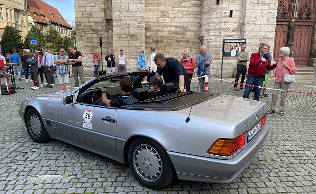 Bild: Schnittige Fahrzeuge vergangener Jahrtausende kurvten heute Nachmittag um die Marktkirche