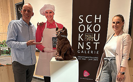 Bild: Betriebsleiter Michael Zilling und Bianca Schwarz von Viba mit der Schoko-Skulptur