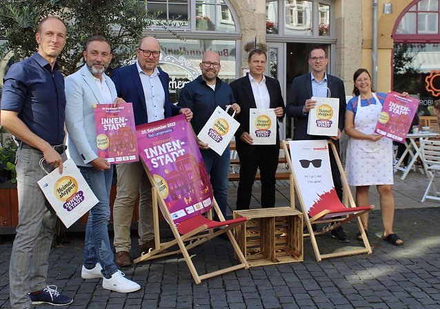 Bild: vl.n.re. Sven Mock (Herrenausstatter und Gesch&auml;ftsinhaber); B&uuml;rgermeister Matthias Reinz; Christian K&ouml;nig (TUI Reiseb&uuml;ro); Martin Braun ( Inhaber Raatswaage); Roman Kraus (Gewerbekundenberater der Unstrut Hainich Sparkasse); Ulrike Walter (Gesch&auml;ftsinhaberin Caf&eacute; Schwesterherz)