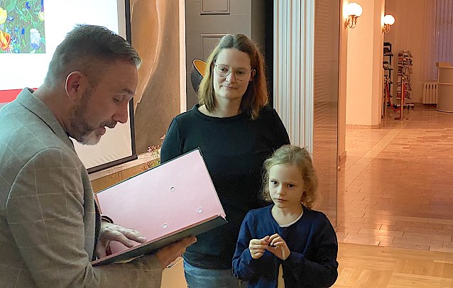 Bild: Die achtj&auml;hrige Maya Schreiber lauscht mit ihrer Mama den huldigenden Worten ihres B&uuml;rgermeisters f&uuml;r ihre flei&szlig;ige Arbeit &uuml;bers Jahr