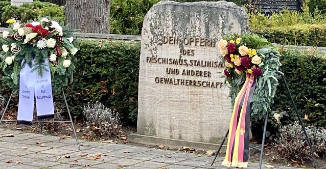 Bild: Kranzniederlegung  vor zwei Jahren am st&auml;dtischen Denkmal 