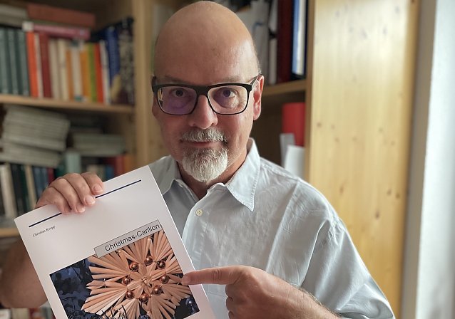Bild: Der Komponist mit seinem gedruckten Werk