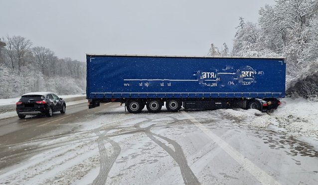 Bild: Tschechischer Sattelzug rutschte in den Graben
