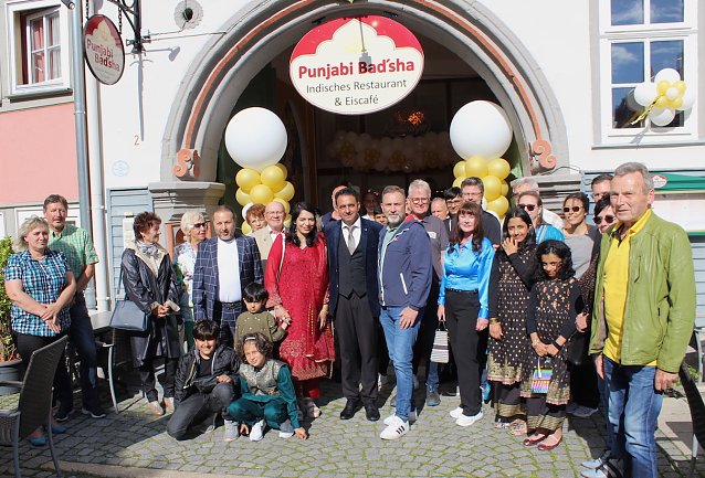 Bild:  G&auml;ste aus nah und fern nahmen an der Er&ouml;ffnungsfeier des Punjabi Bad&acute;sha am Kornmarkt in Bad Langensalza teil. 