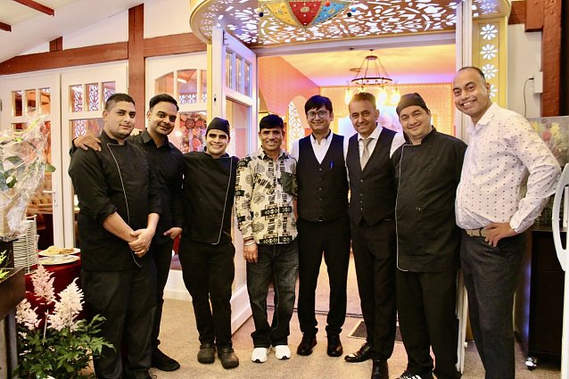 Bild: Das Team des Punjabi Bad&acute;sha am Er&ouml;ffnungsstag in Bad langensalza (3.v.re.) Gianni Ramzan mit seinem Bruder (4.v.re)