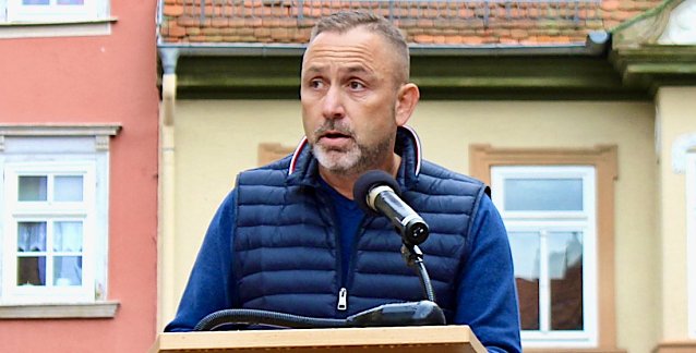 Bild: B&uuml;rgermeister Matthias Reinz auf einer Kundgebung