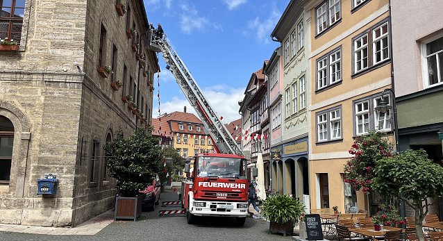 Bild: Traditionell sorgte die Feuerwehr wieder f&uuml;r den Girlandenschmuck in der historischen Innenstadt