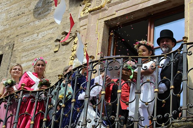 Bild: Majest&auml;ten auf dem Rathausbalkon
