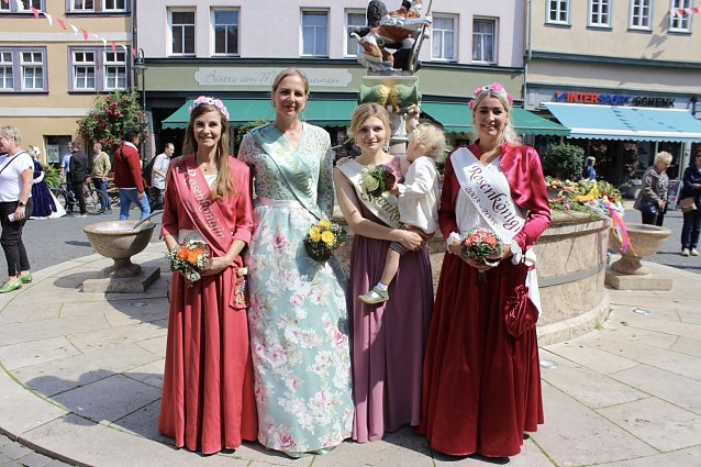 Bild: Ehemalige Rosenk&ouml;niginnen wohnten der Er&ouml;ffnung des Brunnenfestes in Bad Langensalza bei