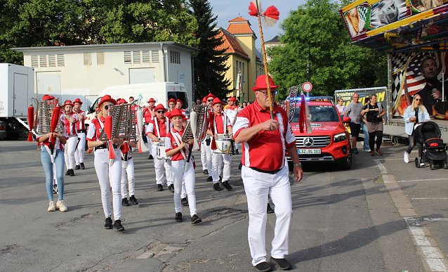 Bild: Der Bad Langensalzaer Spielmannszug erreicht den Jahnplatz
