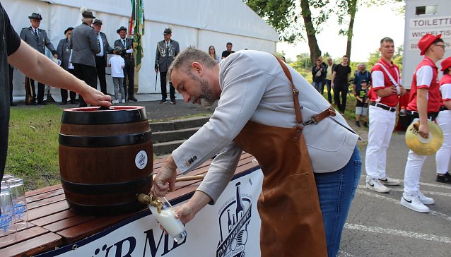 Bild: B&uuml;rgermeister Matthias Reinz zapft das Fass original Dreit&uuml;rmebier mit dem ersten Schlag an