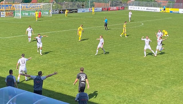 Bild: Dank Dome Finger (3. Preu&szlig;e von links) fuhr der FSV einen weiteren Ausw&auml;rtssieg in Sondershausen ein