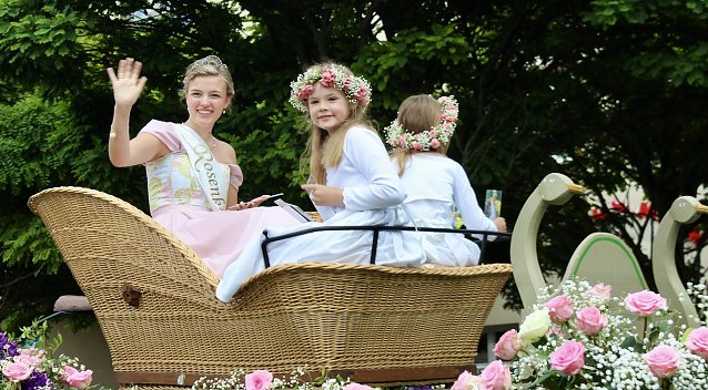 Bild: Bad Langensalzas neue Rosenk&ouml;nigin Maxima gr&uuml;&szlig;t von ihrer Kutsche