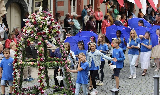 Bild: Bunt gekleidete und mit Blumen geschm&uuml;ckte Kinder aus Kinderg&auml;rten, Schulen und anderen Organisationen nahmen am feierlichen 211. Festumzug in Bad Langensalza teil