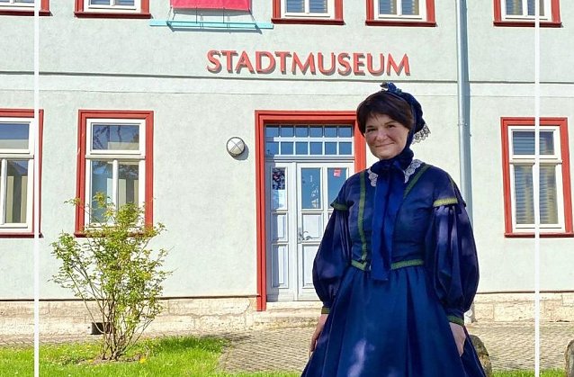 Bild:  Kati Kaiser f&uuml;hrt in historischer Gewandung durch ihre Stadt