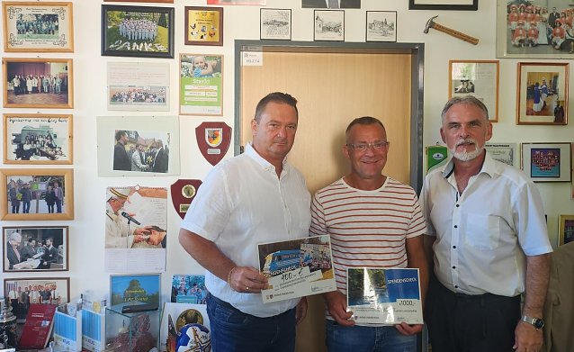 Bild: v.l.: Detlef Gaidzik, Dirk Schmidt und Harald Zanker bei der &Uuml;bergabe