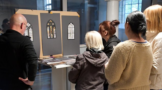 Bild: Probefenster in der Thamsbr&uuml;cker Kirche werden begutachtet