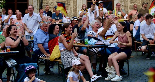 Bild: Jung und alt, Frauen, Kinder, M&auml;nner: alle feierten gemeinsam den Einzug ins Viertelfinale