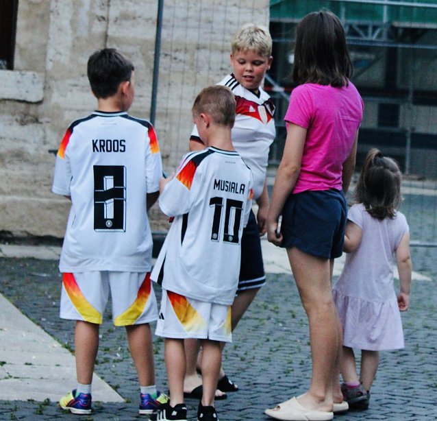 Bild: Kleine Fans ganz Kroos und nat&uuml;rlich auch Torsch&uuml;tze Musiala