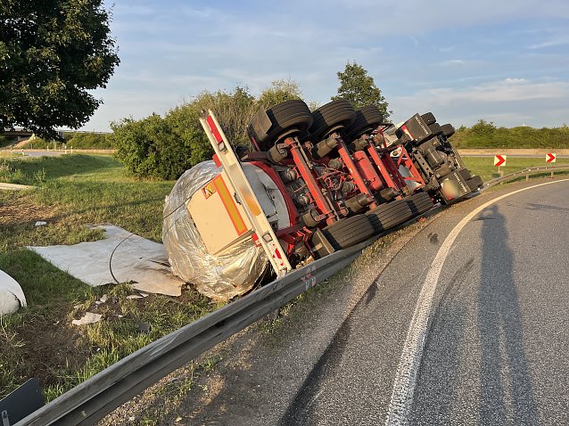 Bild: umgekippter Bierlaster sorgt f&uuml;r Sperrung der Anschlussstelle Erfurt-Nord