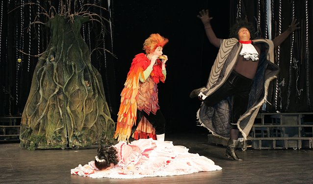 Bild: Schikaneders M&auml;rchenwelt wird im Schlosshof zum Leben erweckt: Papageno, Monostatos und Pamina