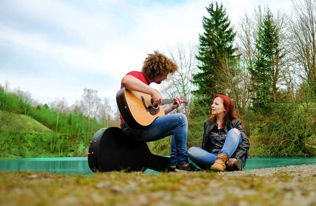 Bild: Melanie Mau und Martin Schnella spielen zum letzten Gutshof open air in Kirchheilingen