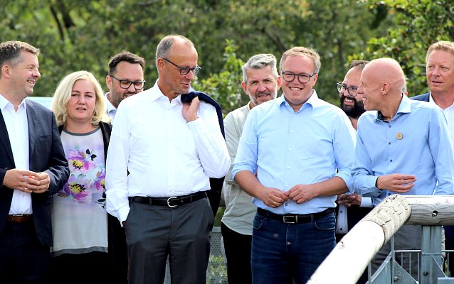 Bild: 2.v.li Jane Croll (Landtagskandidatin CDU), 3.v.li. Friedrich Merz (Bundesvorsitzender der CDU), Thomas Ahke (Landrat des Unstrut-Hainich-Kreises), Mario Voigt (Landtagsabgeordneter CDU), Michael Zilling Betriebsleiter Nationalparkzentrum am Baumkronenpfad, hinten 2.v.re Jonas Urbach (CDU-Direktkandidat im Wahlkreis UHK I)