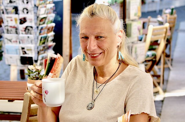 Bild: Stephanie Schwich probiert jeden Tee erst selbst, bevor Sie ihn ihren Kunden anbietet