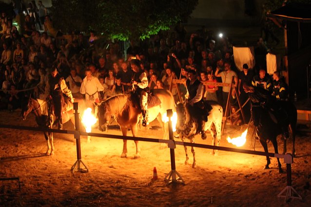 Bild: Spektakul&auml;re Feuershow hoch zu Ross am Abend auf dem T&ouml;pfermarkt