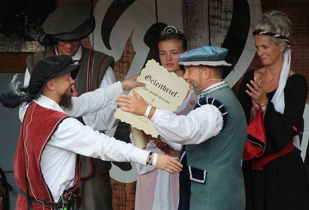 Bild: B&uuml;rgermeister Matthias Reinz erkl&auml;rt das 30. Mittelalterfest von Bad Langensalza f&uuml;r beendet