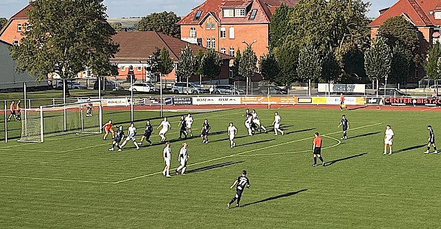Bild: Auch diesen Freisto&szlig; der Arnst&auml;dter konnten die Jungs in wei&szlig; verteidigen. Am Ende stand eine gl&uuml;cklicher, aber verdienter Sieg