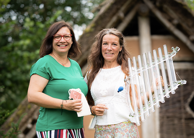 Bild: Die Kristallharfe, gespielt von Christiane Schweizer-Luchtenberg (rechts), begleitet die Lyrik von Daniela Kollascheck.