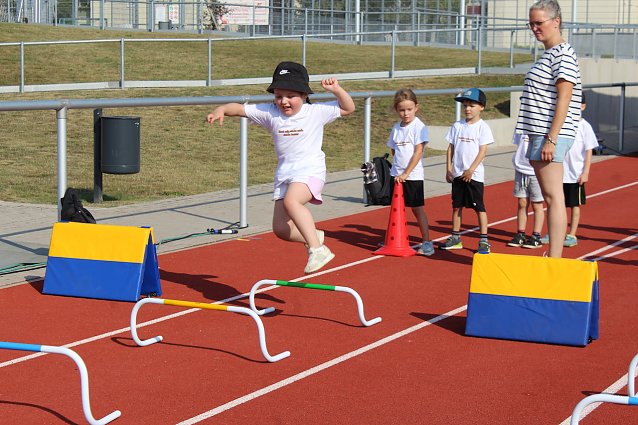 Bild: Hindernisparcour im Stadion der Freundschaft beim Sportfest in Bad Langensalza