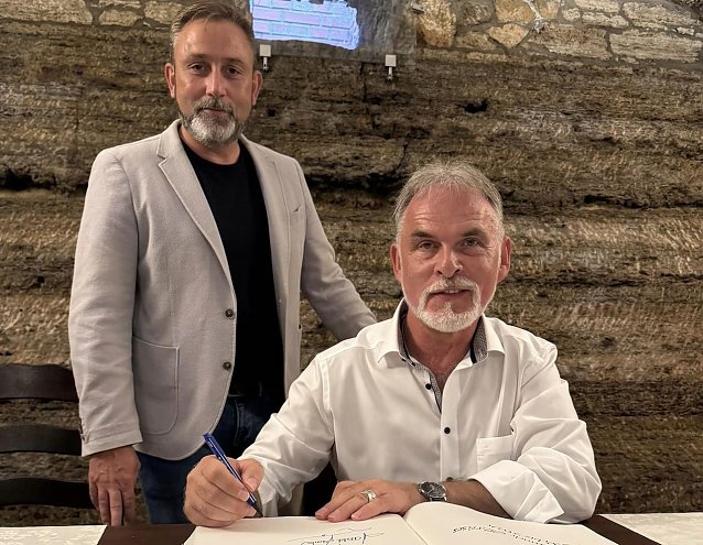 Bild: Harald Zanker tr&auml;gt sich ins goldene Buch der Stadt ein