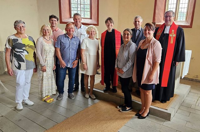 Bild: Gemeindekirchenr&auml;te und Superintendent Christian Beuchel nehmen Pfarrerin Juliane Themel in ihre Mitte.