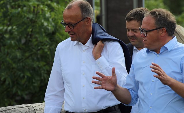 Bild: re. vorne Mario Voigt (CDU) im August 2024 mit dem Bundesvorsitzenden der CDU, Friedrich Merz (li.vorne), auf dem Baumkronenpfad (Unstrut-Hainich)