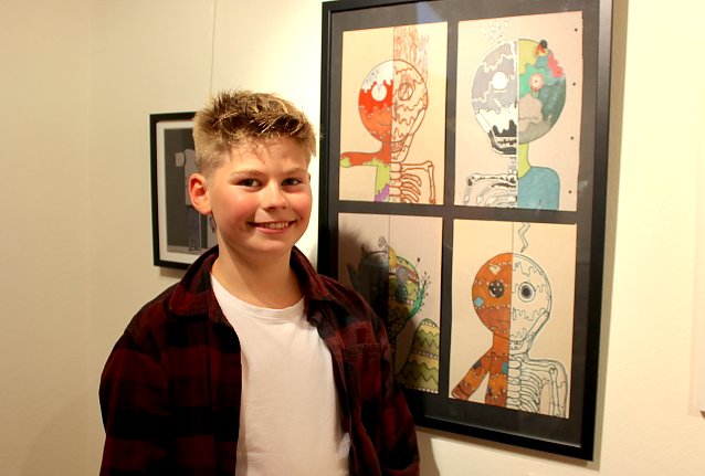 Bild: Oskar Wallbraun (11 Jahre alt) mit seinem Werk:" Keiner hat zwei Schokoladenseiten"
