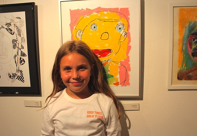 Bild: Amy Neukirch mit ihrem Bild: "Selbstportrait" 
